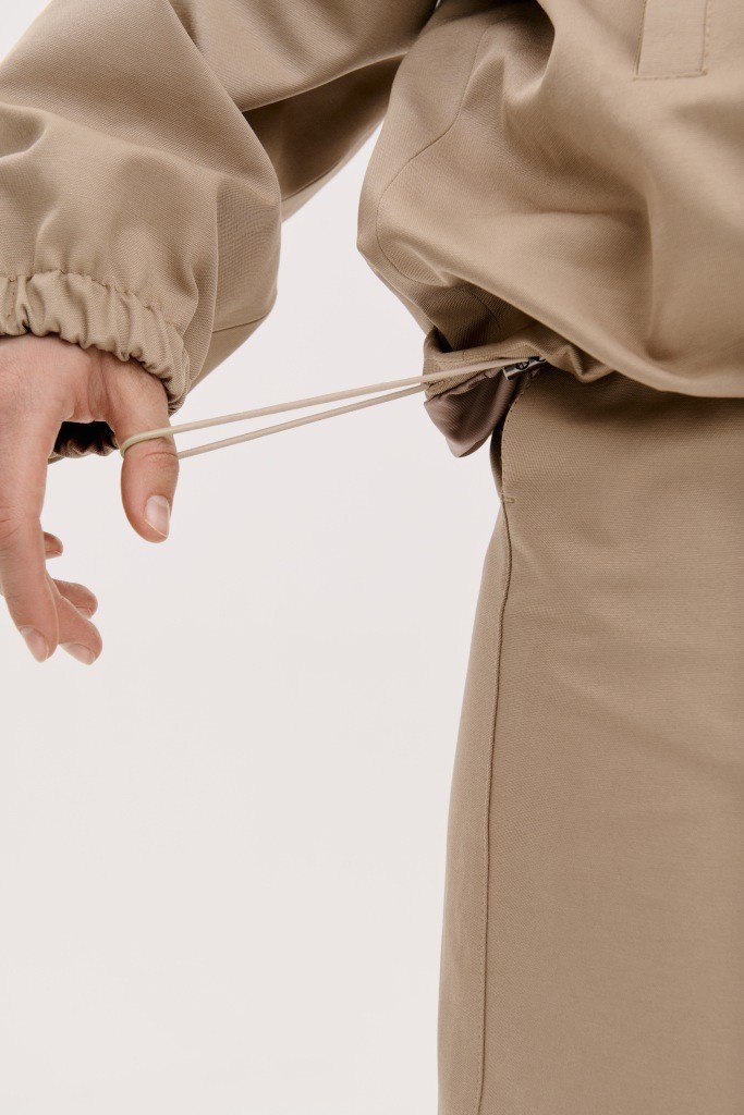 МІНІМАЛІСТИЧНА КУРТКА-БОМБЕР З ВИСОКИМ  КОМІРОМ-СТІЙКОЮ 1263 зображення 4